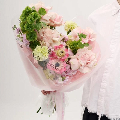 Авторский букет с розами и анемонами